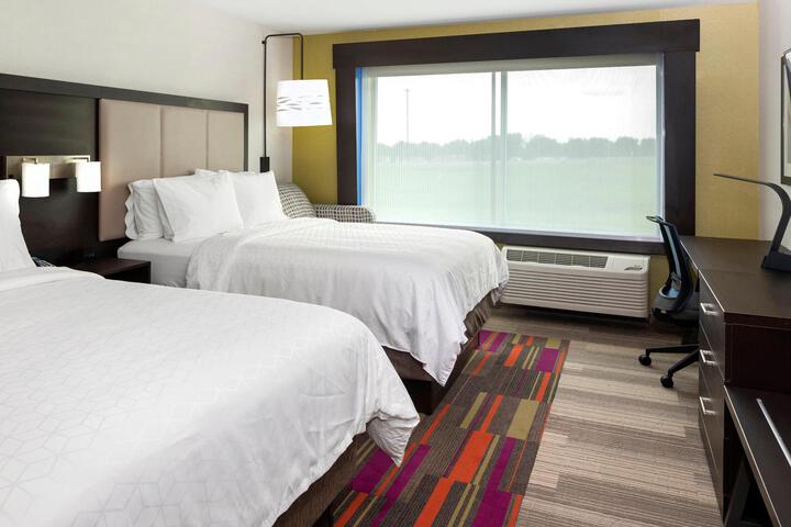2 Queen Beds (7 of 10)