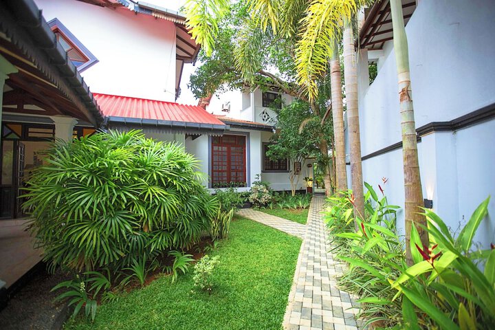 Hotel Exterior 68 of 80