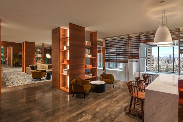 Lounge 134 of 182