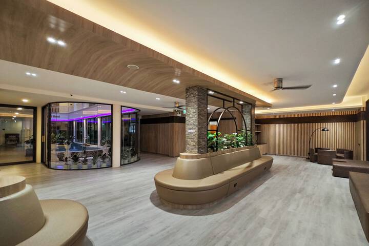 Entrance & Lobby