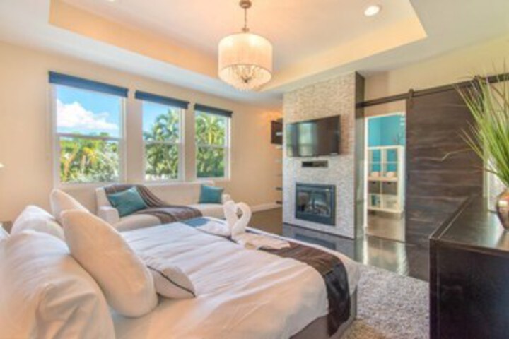 Photo of Hollywood Dream House - 5 Bedroom with Heated Pool