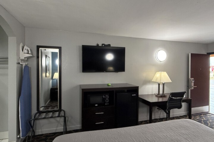 1 King Bed Accessible (4 of 21)