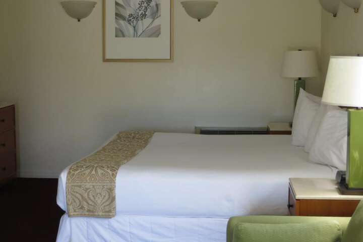 Deluxe King Bed Balcony (2 of 4)