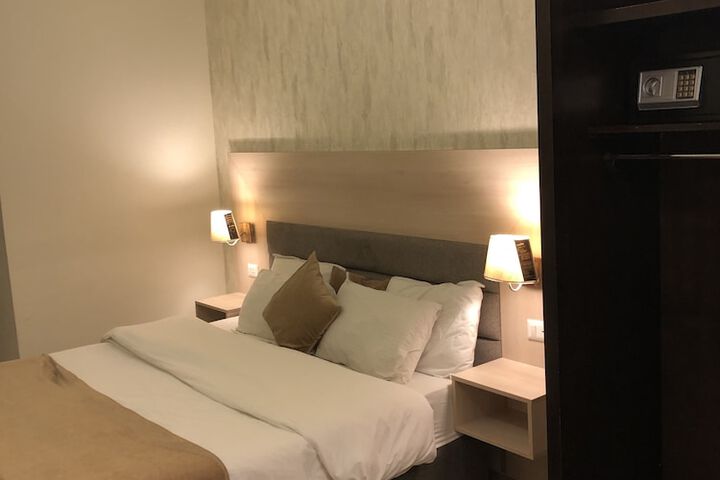 Room 30 of 77