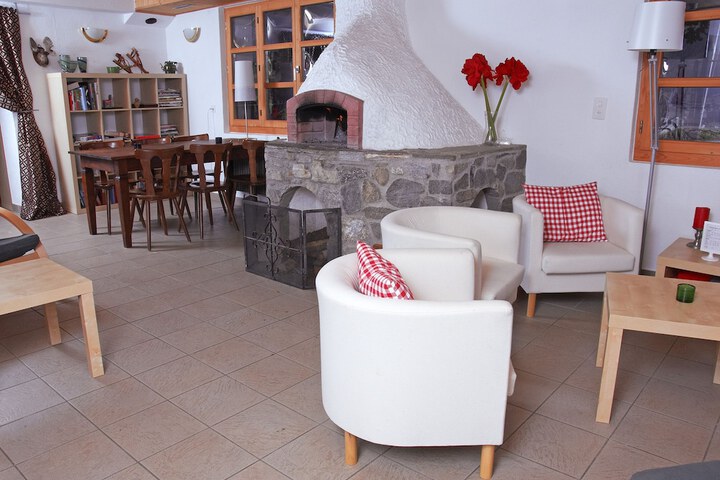 Lounge 49 of 64