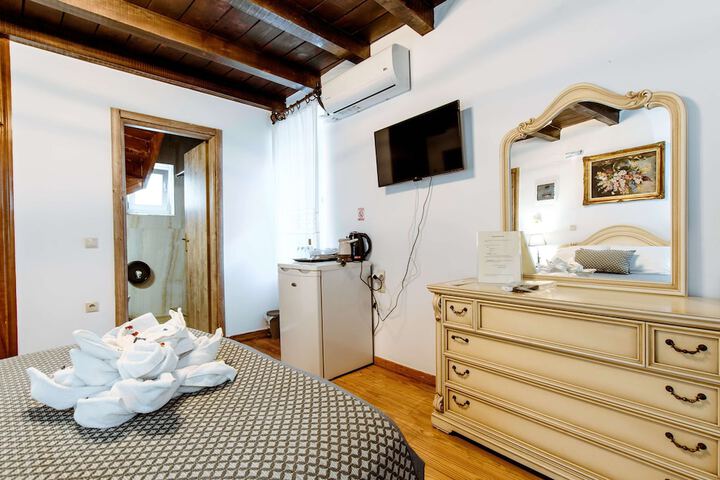 Room 52 of 148