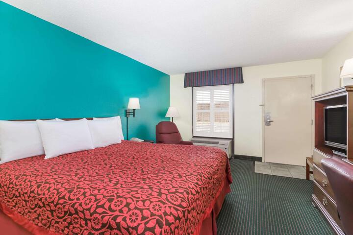 1 Queen Bed (1 of 15)