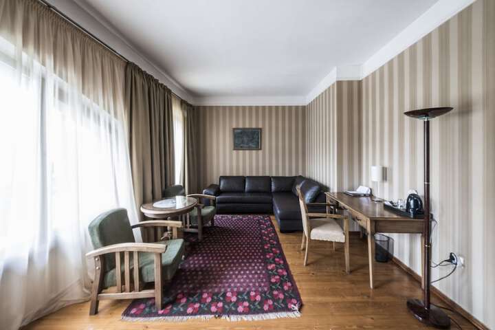 Room 44 of 90