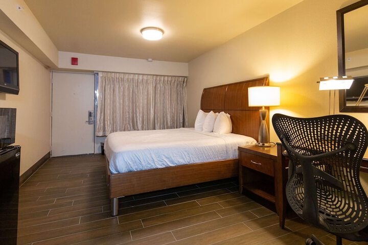 1 King Bed (2 of 8)