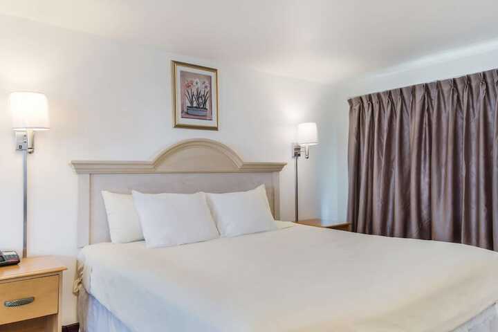 Best Value Grand 1 King Bed (2 of 10)
