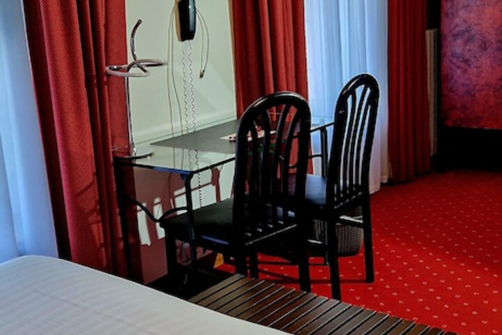 Room 8 of 30