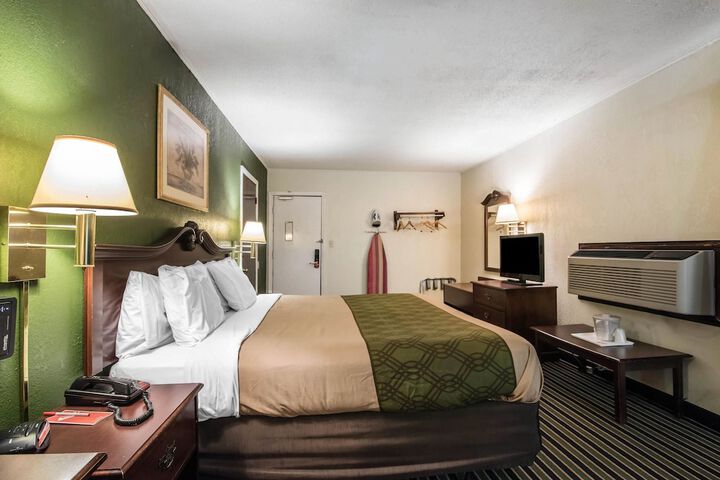 1 King Bed (4 of 10)