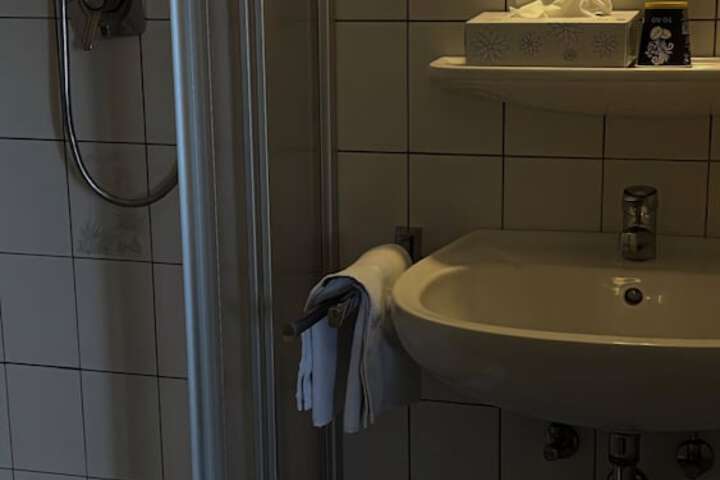 Room 6 of 8