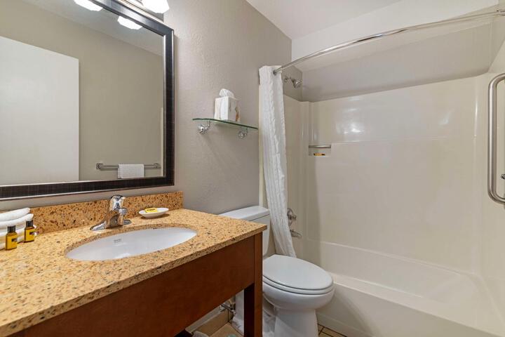 1 Queen Bed Nopet Wireless High Speed Coffee Maker Microfridge, Iron Full Breakfast (1 of 13)