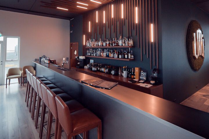Lounge 53 of 103