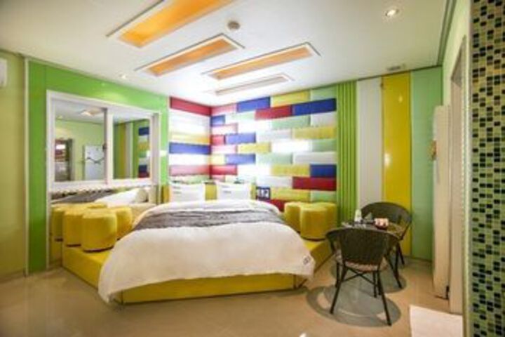 Room 7 of 10