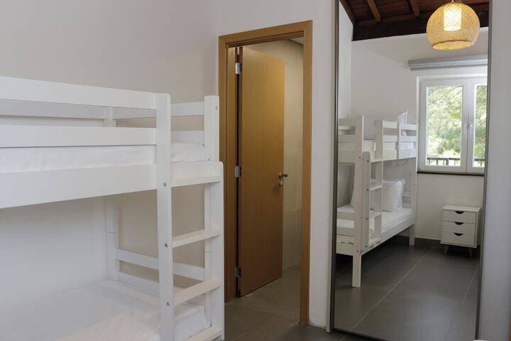 Room 28 of 122