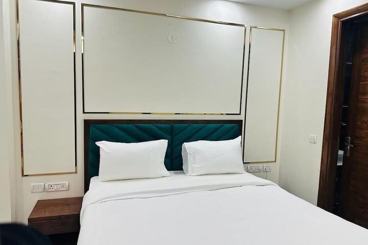 Room 4 of 11