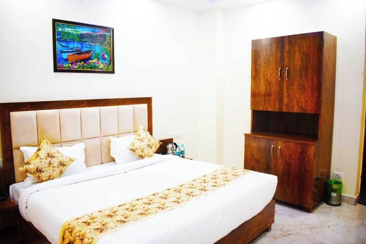 Room 9 of 25