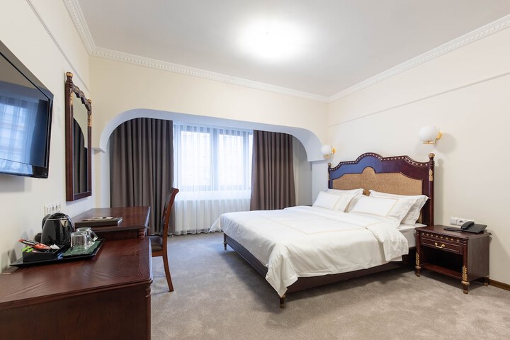 Room 2 of 85