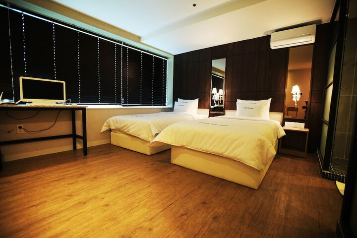 Room 10 of 32