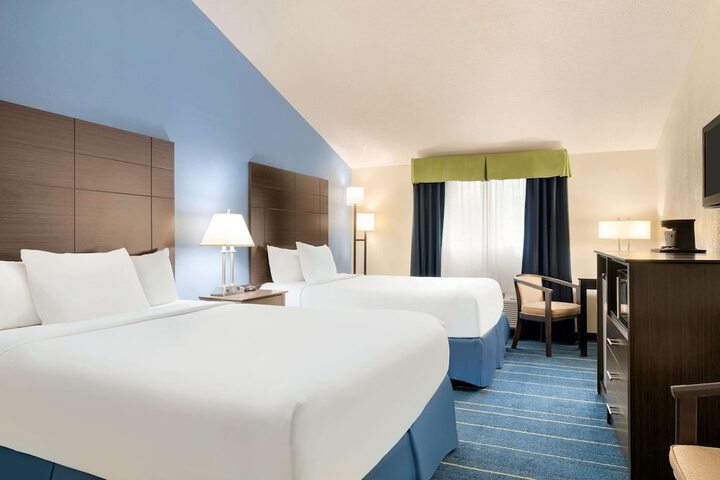 2 Queen Beds (3 of 3)