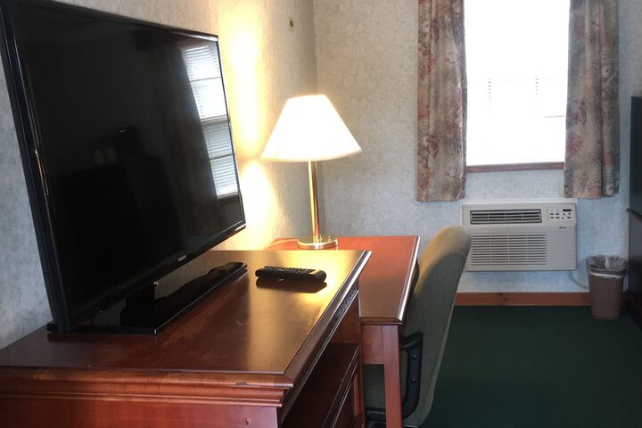 1 Queen Bed (6 of 15)