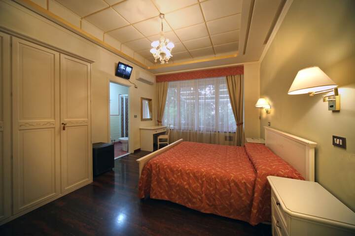 Room 8 of 25