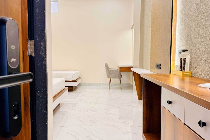 Room 33 of 176