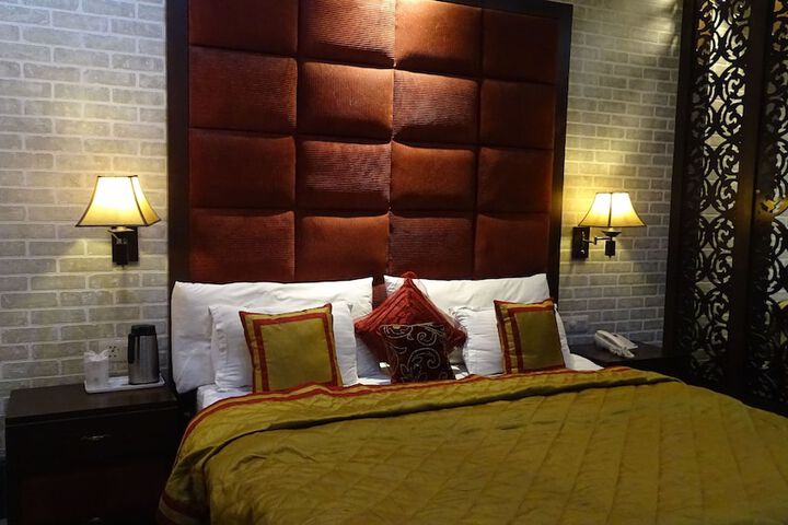 Room 5 of 14