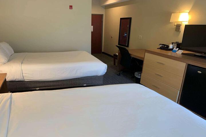 2 Queen Beds (10 of 17)