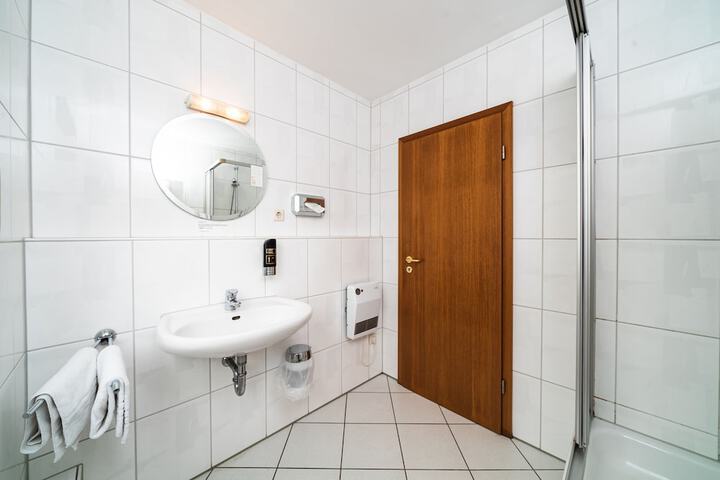 Room 6 of 9