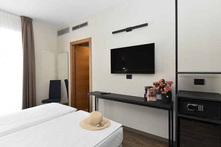 Room 19 of 102