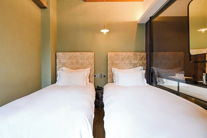 Room 26 of 141