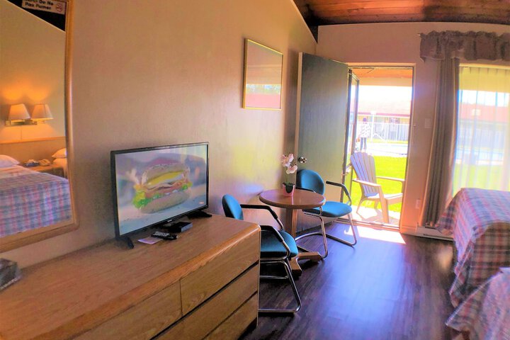2 Double Beds Pool View (4 of 6)