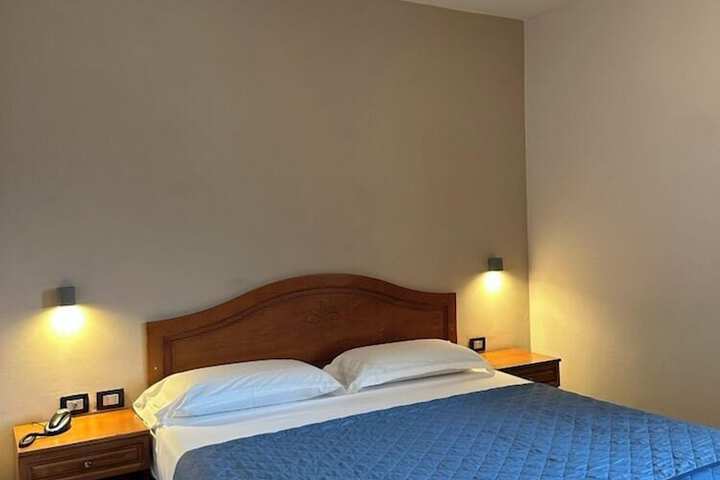 Room 8 of 18