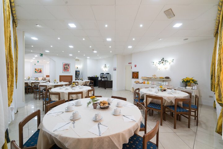 Ballroom/Hall 15 of 23