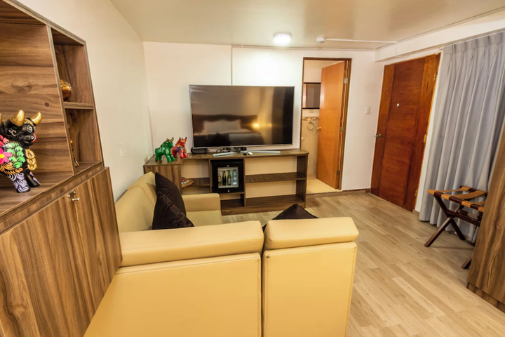 Lounge 8 of 11
