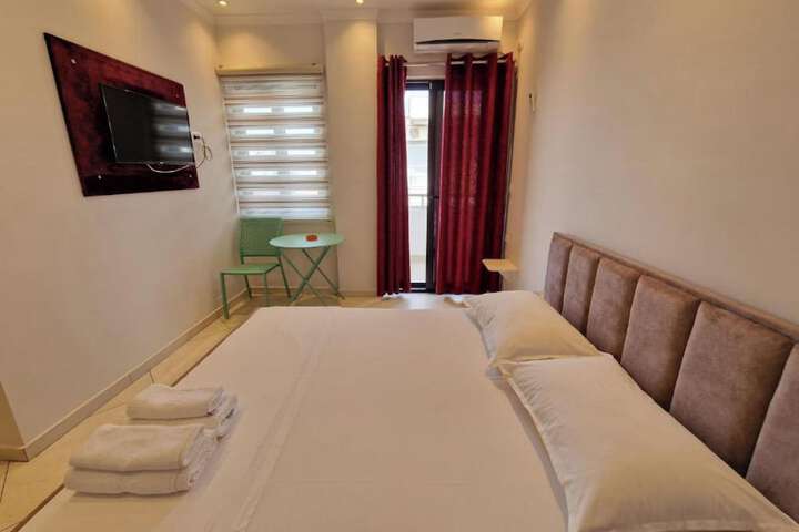 Room 10 of 28