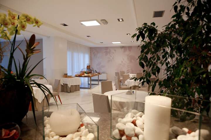 Lounge 27 of 40