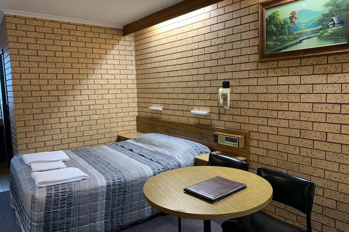 Room 4 of 61