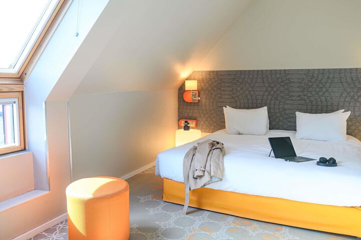 Room 18 of 182