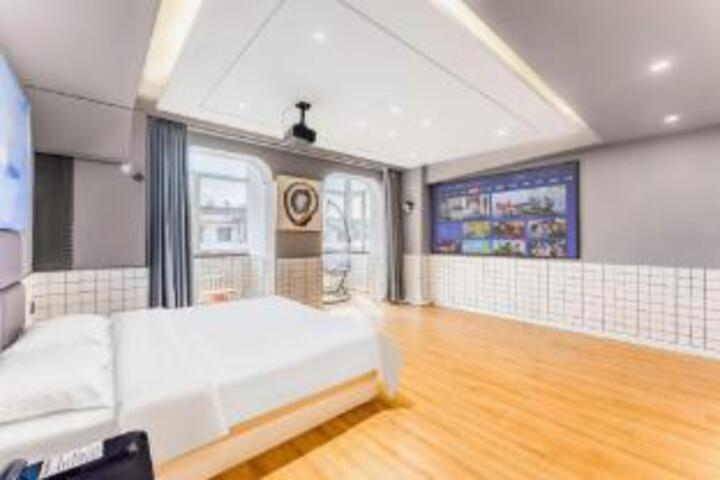 Room 11 of 12