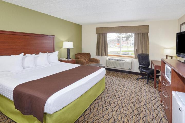 1 King Bed (5 of 10)