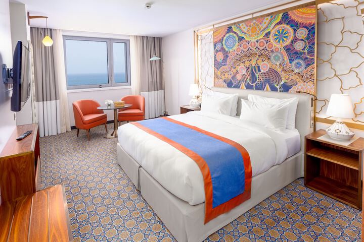 Room 3 of 106