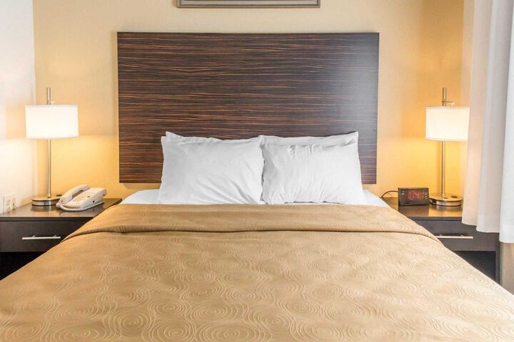 1 Queen Bed Suite (16 of 21)