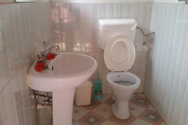Room 6 of 12