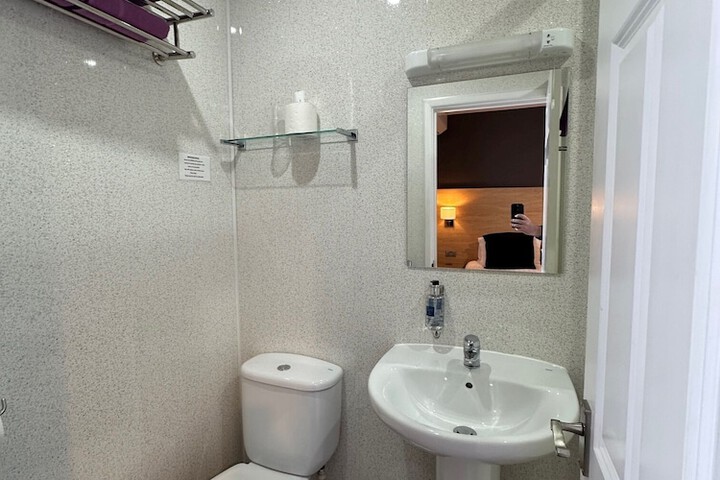 Room 142 of 193