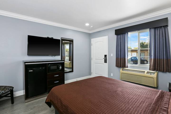 Queen Bed Accessible (7 of 7)