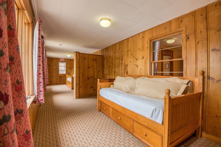 Slope Queen Bed with View (76 of 100)
